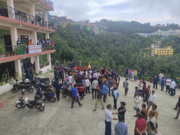 सडकछेउमै फोहोर फालेको भन्दै अमरगढी नगरपालिकाविरुद्ध सडकमा उत्रिए स्थानीय